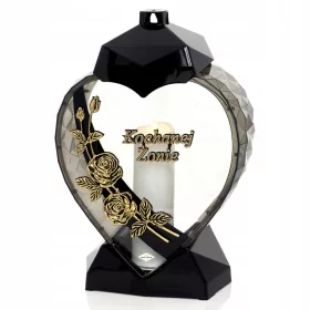    Eine elegante herzförmige Kerze mit einer Rosenblüte für die Frau, Silber