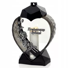   Eine elegante silberne Kerze in Herzform mit einer Rosenblüte für den Sohn