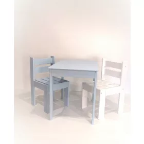  Ein Tisch mit zwei Stühlen