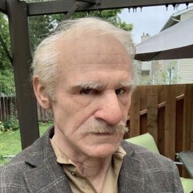 ENTSORGUNG VON GESICHTSMASKEN ÄLTERER ALTER OPA