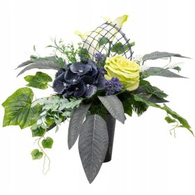    Eine Komposition aus einem Blumenstrauß für eine Vase auf einem Grab, einem Friedhof