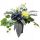  Eine Komposition aus einem Blumenstrauß für eine Vase auf einem Grab, einem Friedhof