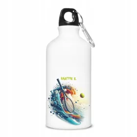   Eine Wasserflasche mit Namen, ein Geschenk für einen Tennisspieler beim Training