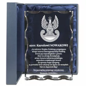    Kristallstatuette – ein Geschenk anlässlich des Militäreides