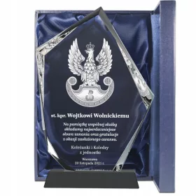    Eine Kristallstatuette mit Widmung an einen Militärmann als Dankeschön
