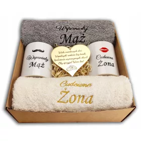    HOCHZEITSGESCHENKSET AUS BECHERN, HANDTÜCHERN, STICKEREI, JUBILÄUMSBOX
