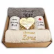  HOCHZEITSGESCHENKSET AUS BECHERN, HANDTÜCHERN, STICKEREI, JUBILÄUMSBOX