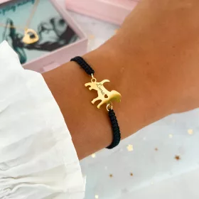    Ein Armband für eine Hundemutter mit einer Gravur auf der Schnur, Personalisierung des Namens des Hundes