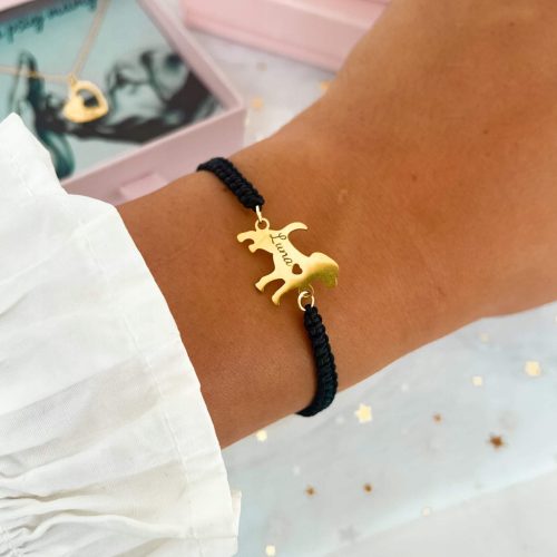  Ein Armband für eine Hundemutter mit einer Gravur auf der Schnur, Personalisierung des Namens des Hundes