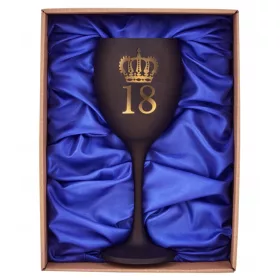    GEBURTSTAG! Ein Glas für ein Mädchen, einen Jungen, ein Mädchen, ein Geschenk zum 18. Geburtstag