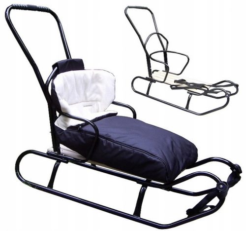  Traditioneller Metallschlitten mit Rückenlehne, Schieber und Schlafsack. Polnischer Schlitten mit Rückenlehne, Schieber und Schlafsack