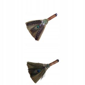  o-2 . Hängend an Hexenfedern an einem Besen