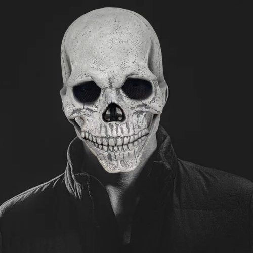  Ein gruseliger Helm mit einer Vollkopf-Totenkopfmaske und einem beweglichen Kiefer. Halloween-Lichtfarbe