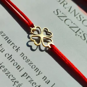    Schützendes Glücksarmband. Rotes Kleeblatt als Glücksbringer