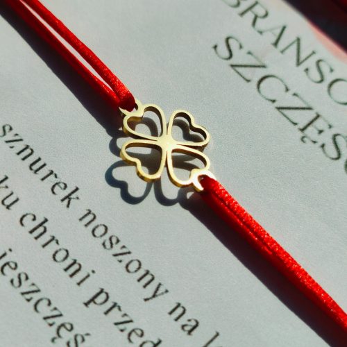  Schützendes Glücksarmband. Rotes Kleeblatt als Glücksbringer