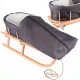  Schlitten mit Schlafsack und Rückenlehne. Schlafsack aus Holzfleece, stabiler Griff