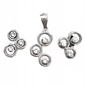    Ein dezentes Schmuckset aus 925er Silber mit drei Ringen mit Zirkonen als Geschenk