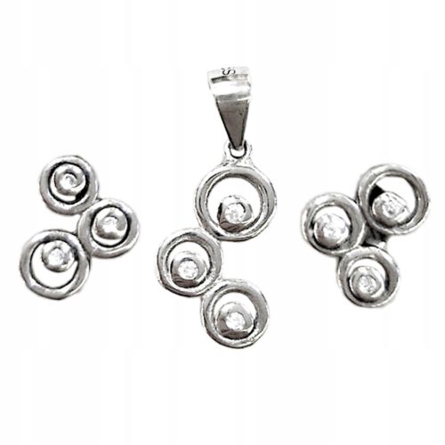  Ein dezentes Schmuckset aus 925er Silber mit drei Ringen mit Zirkonen als Geschenk