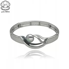    Silbernes Creolenarmband mit dekorativem Element und einer Muschelperle