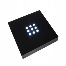  Ein Stand, der mit kaltweißem LED-Licht beleuchtet wird