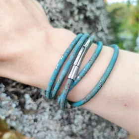  Veganes Naturtürkis-Korkarmband mit Vege-Vege-Muster