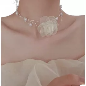    Ein wunderschöner cremefarbener Rosen-Halsband, ecrufarbene Rosenblüten-Halskette mit romantischen Perlen