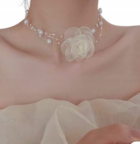  Ein wunderschöner cremefarbener Rosen-Halsband, ecrufarbene Rosenblüten-Halskette mit romantischen Perlen