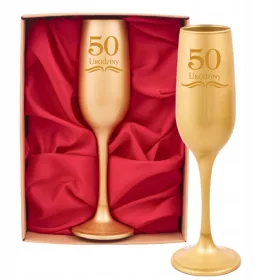    Ein goldenes Glas mit der Zahl 50, ein Geschenk zum 50. Geburtstag für einen Mann