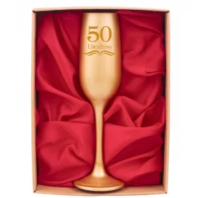    Ein goldenes Glas, ein Geschenk zum 50. Geburtstag ihrer Freundin