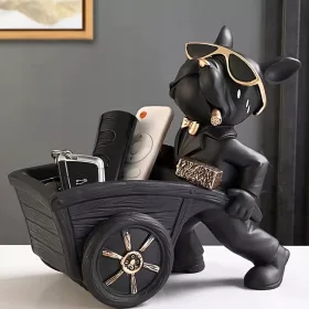    Figur einer französischen Bulldogge mit Fernbedienungsschlüsseln und einem Kinderwagen, einer Schubkarre, einem Geschenktablett