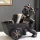  Figur einer französischen Bulldogge mit Fernbedienungsschlüsseln und einem Kinderwagen, einer Schubkarre, einem Geschenktablett
