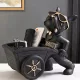  Figur einer französischen Bulldogge mit Fernbedienungsschlüsseln und einem Kinderwagen, einer Schubkarre, einem Geschenktablett
