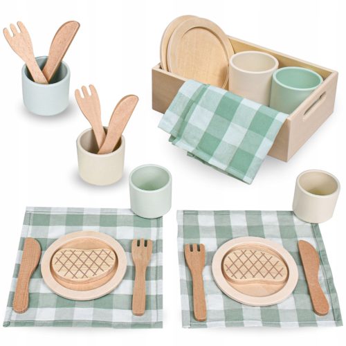 Holzgeschirr für Kinder mit grünen Tischsets