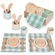 Holzgeschirr für Kinder mit grünen Tischsets