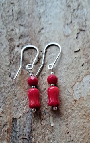  Interessante Korallenohrringe, rote Korallenblume, stilisierte Tulpe, Silber
