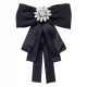  Jabot-Brosche mit schwarzer Schleife und elegantem Kragen