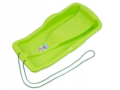  Eine Schlittenrutsche für Kinder auf verschneitem Schnee