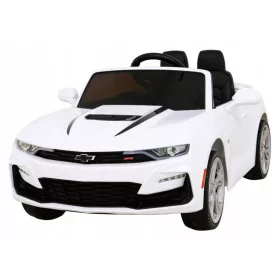    Batteriebetriebener Chevrolet Camaro 2SS mit weißen Pilot-EVA-Rädern. Freier Start