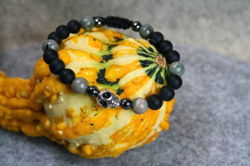  Herrenarmband: Totenkopf, versteinertes Holz und Achat