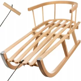    Holzschlitten mit Rückenlehne für Kinder. Rückenlehne aus Metall mit Schnur
