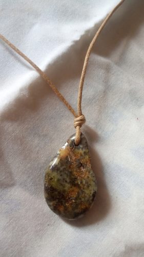  Halskette mit grauem Bernstein