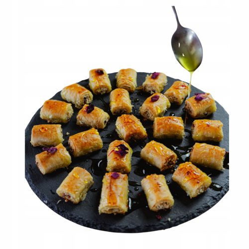 Exquisite Baklava mit Cashewnüssen, Kardamom und Rosenblättern