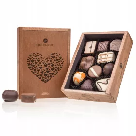   Exklusive Valentinstag Pralinenkollektion in handgefertigter Holzschachtel