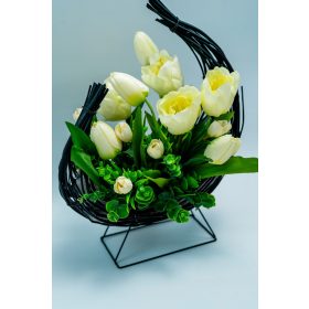   Exklusive Blumenkomposition mit künstlichen, cremefarbenen Tulipanen