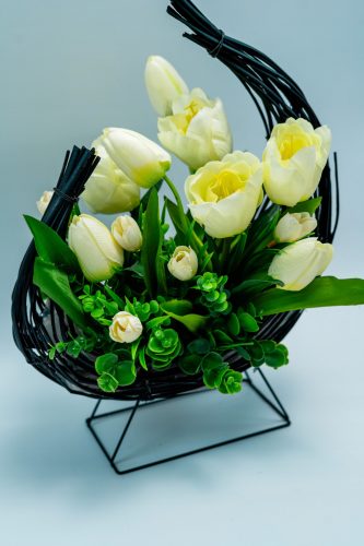 Exklusive Blumenkomposition mit künstlichen, cremefarbenen Tulipanen