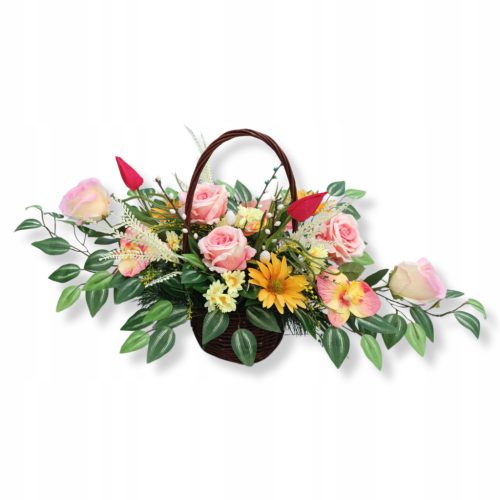 Frühlingskomposition: Dekorativer Korb mit künstlichen Blumen in Rosa und Gelb