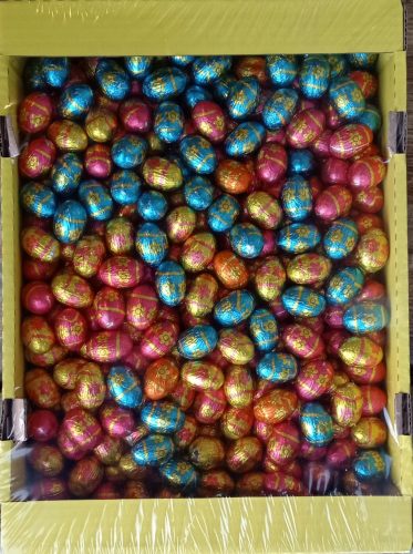 Ostern-Präsent: Schokoladen-Überraschungseier mit Milchcreme und Getreidekugeln