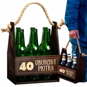  Ein Set aus Träger, Bierkasten und Krug mit Gravur