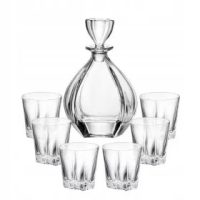 Krüge, karaffen und milchkännchen