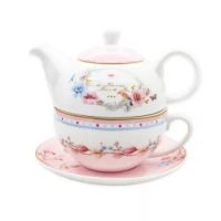 Krüge, karaffen und milchkännchen